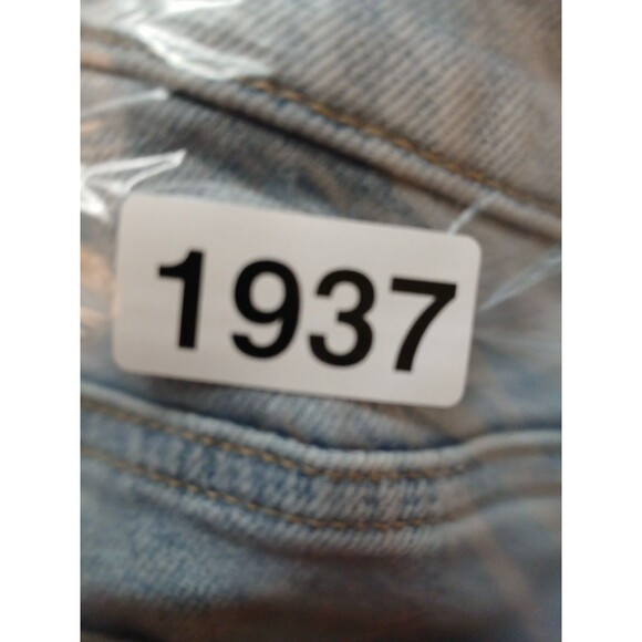 Maurices Edgely relaxed Boyfriend Denim Shorts distressed Size 8 - Picture 11 of 11